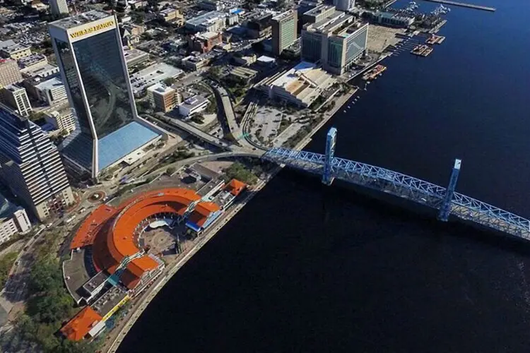Vista aérea do centro comercial Jacksonville Landing, em Jacksonville (Flórida) onde um tiroteio em massa foi registrado neste domingo, 26 (Jacksonville Landing/Facebook/Divulgação)