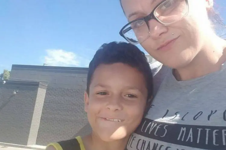 Jamel Myles e a mãe: menino estava orgulhoso de si depois de revelar à família que era gay (Facebook/Reprodução)