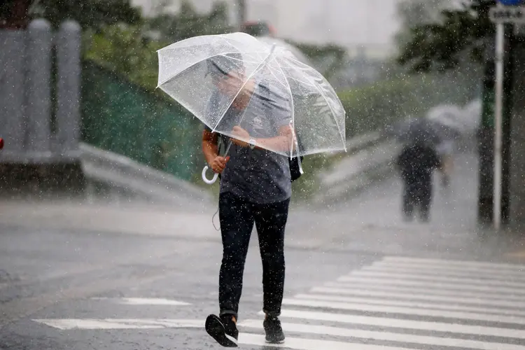 Depois de vários dias de forte calor, começou a chover forte na tarde desta sexta-feira no Rio (Issei Kato/Reuters)