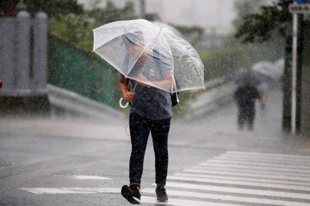Japão faz campanha para que homens usem guarda-chuvas (Issei Kato/Reuters)