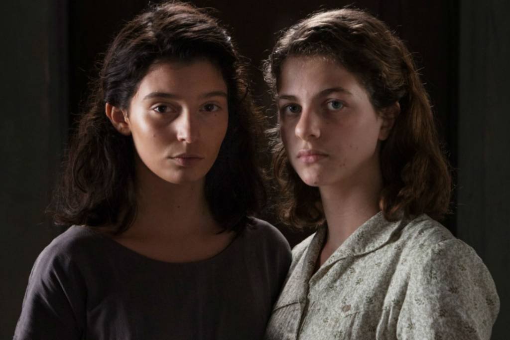 Gaia Girace e Margherita Mazzucco fazem Rafaella Cerullo e Elena Greco na série "A Amiga Genial", adaptação da HBO da obra de Elena Ferrante (HBO/Divulgação)