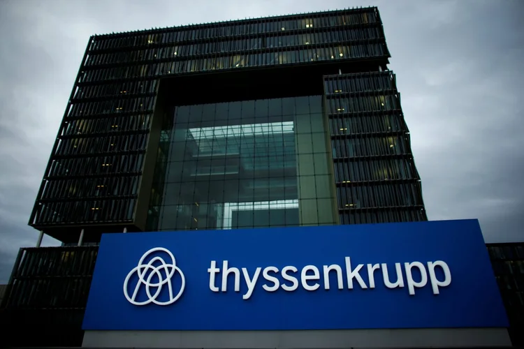 Essen, Alemanha: o logo da ThyssenKrupp AG visto da fachada do prédio da empresa (Thilo Schmuelgen/Reuters)