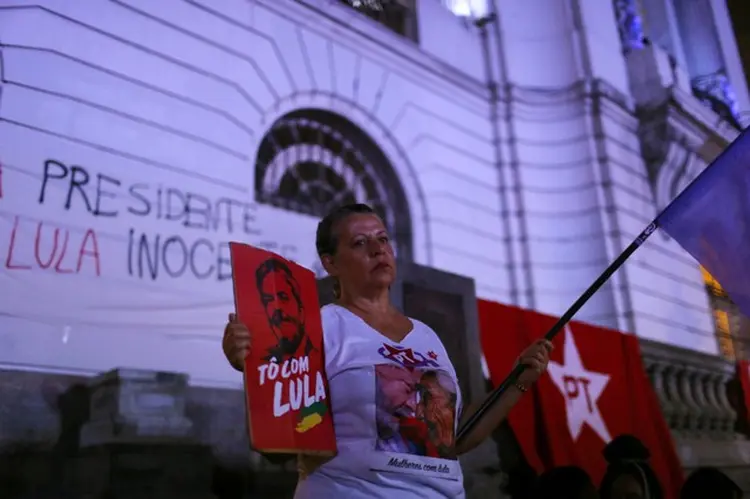 Apoiadora de Lula no Rio de Janeiro: aliança com PSB tem questões pendentes em Minas e Pernambuco (Pilar Olivares/Reuters)