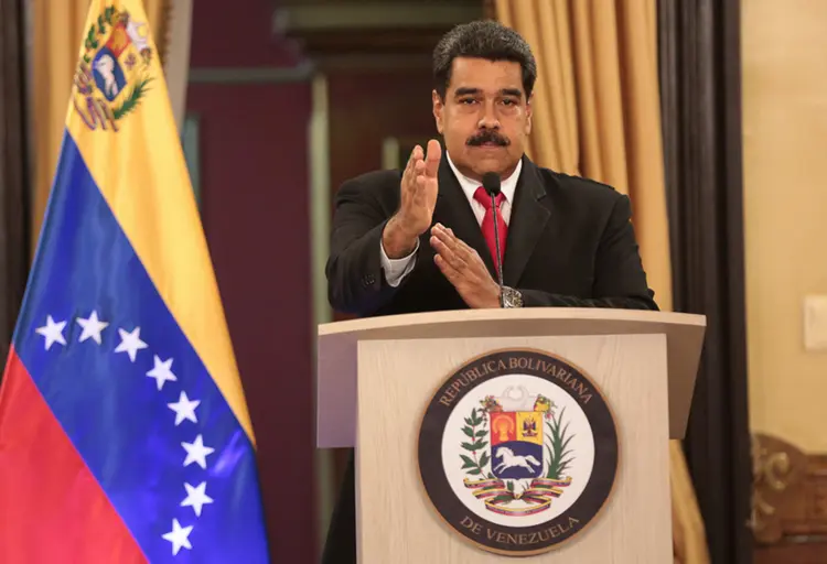 O presidente venezuelano em reunião com governantes: Maduro já anunciou várias detenções e prometeu ir "a fundo" nas investigações. (Miraflores Palace/Handout/Reuters)