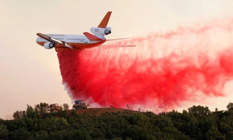 Califórnia: avião cargueira ajuda a combater incêndio que se alastra por mais de 114.000 hectares (Fred Greaves/Reuters)