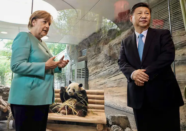 Angela Merkel e Xi Jinping: governo alemão usou pela primeira vez uma lei de 2004 (Axel Schmidt/Reuters)