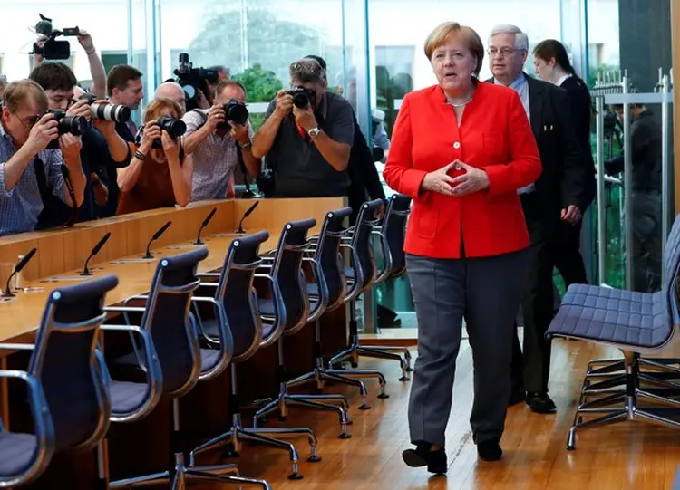 Merkel, em foto de julho, em Berlim: economia alemã deve puxar crescimento europeu para baixo em 2018 (Fabrizio Bensch/Reuters)
