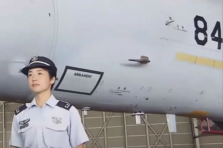 Misa Matsushima: jovem de 26 anos recebeu seu certificado como piloto de caças F-15 na última quarta-feira (YouTube/Reprodução)