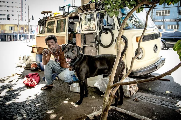 Exposição: Mostra reúne 18 fotos do fotógrafo e fundador da ONG Moradores de Rua e seus Cães, Edu Leporo (Edu Leporo/Santana Parque Shopping/Divulgação)