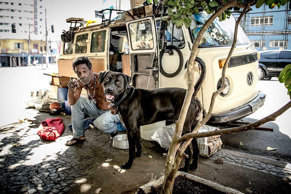 Exposição mostra amizade entre moradores de rua e seus cães