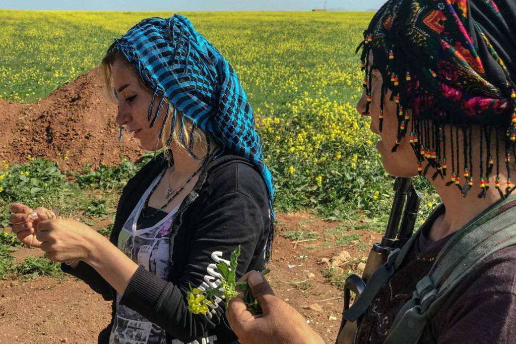 Em meio à violência da guerra na Síria, nasce uma vila só para mulheres