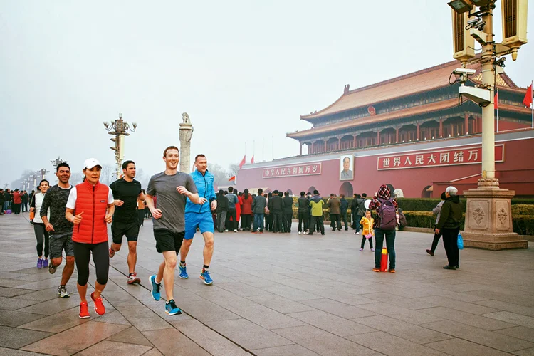 Mark Zuckerberg em Pequim: funcionários do Facebook estão preocupados com uso da plataforma por governo e entidades chinesas. (EyePress News/AFP)