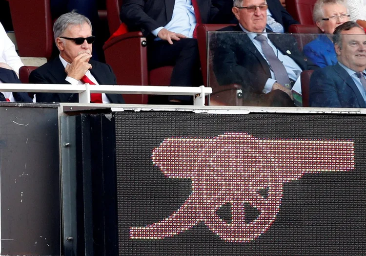 Kroenk: dono do Arsenal observa partida do time contra o Burnley no Emirates Stadium, em Londres (Matthew Childs/Reuters)