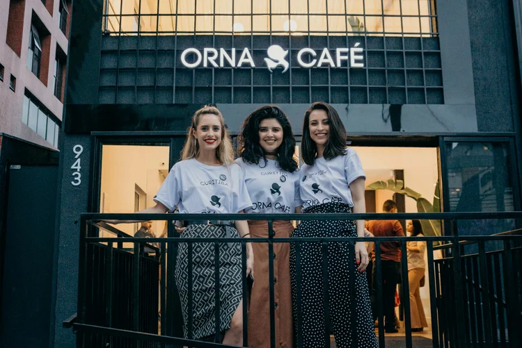 Julia, Débora e Bárbara Alcânatara no Orna Café: elas começaram seu negócio por conta de um hobby (Orna/Divulgação)