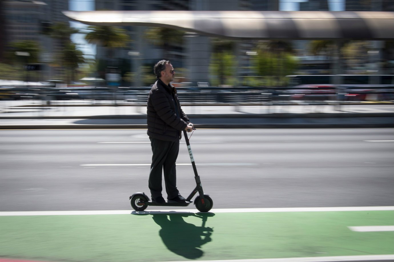 Caos e acidentes causados por patinetes enfurecem Paris