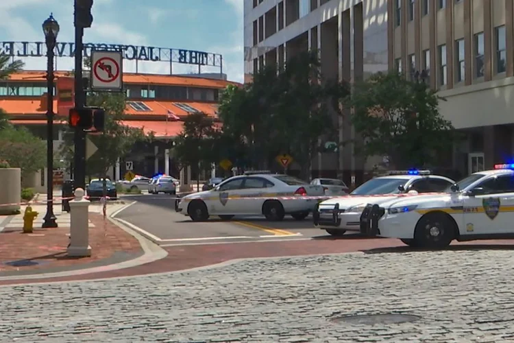 Polícia em Jacksonville Landing: centro comercial na Flórida é palco de tiroteio durante evento de e-sports (HO/Courtesy of WJXT/AFP)