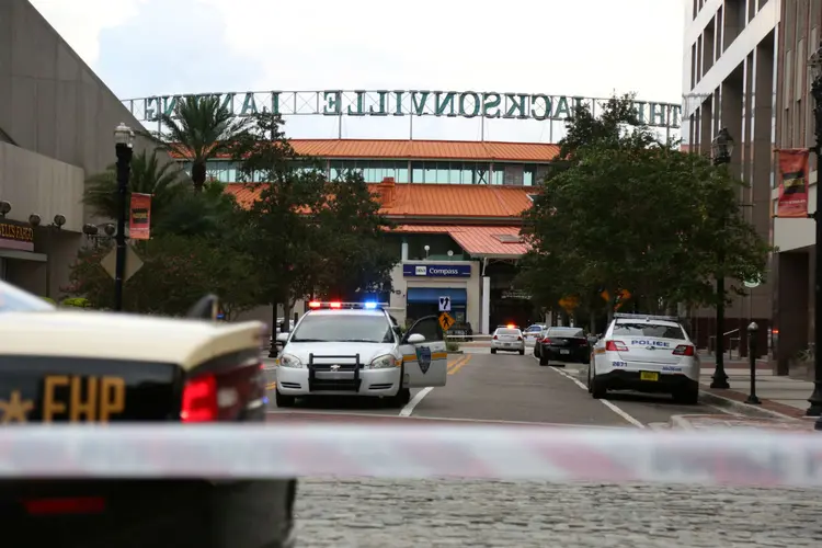 Polícia investiga tiroteio em torneio de Madden 19 em Jacksonville, Flórida: nove pessoas foram feridas e outras três foram mortas - incluindo o atirador (Joey Roulette/Reuters)