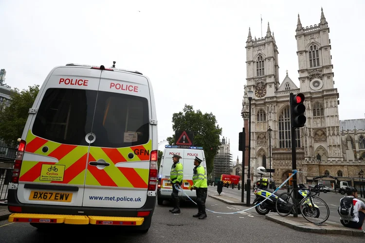 Londres: ruas próximas à praça do Parlamento de Westminster, bem como a estação que leva o mesmo nome, foram fechadas ao tráfego, enquanto viaturas da polícia e ambulâncias foram para o local (Hannah McKay/Reuters)