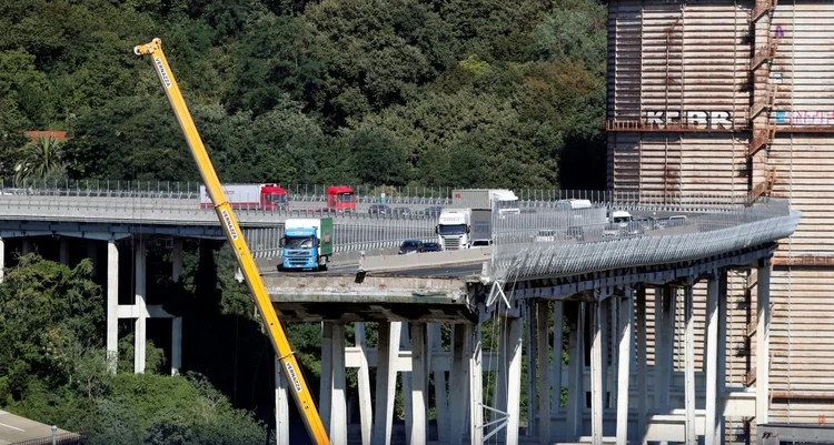 Desastre em Gênova: vice-premiê e ministro do Interior italiano disse que a administradora privada da ponte havia ganhado "bilhões" com pedágio, mas "não gastou o dinheiro onde deveria" (Stefano Rellandini/Reuters)