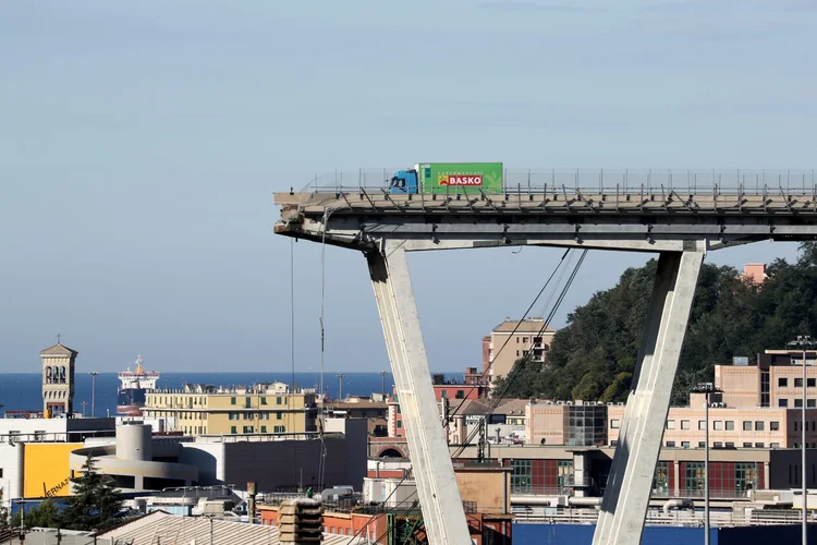 Gênova: 15 pessoas permanecem hospitalizadas, nove delas em estado grave, no hospital San Martino, onde também se encontram os 39 corpos localizados (Stefano Rellandini/Reuters)