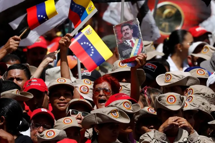 Venezuela: apoiadores de Maduro vão às ruas em defesa do presidente; Maduro alega ter sofrido tentativa de atentado, no último sábado (Marco Bello/Reuters)
