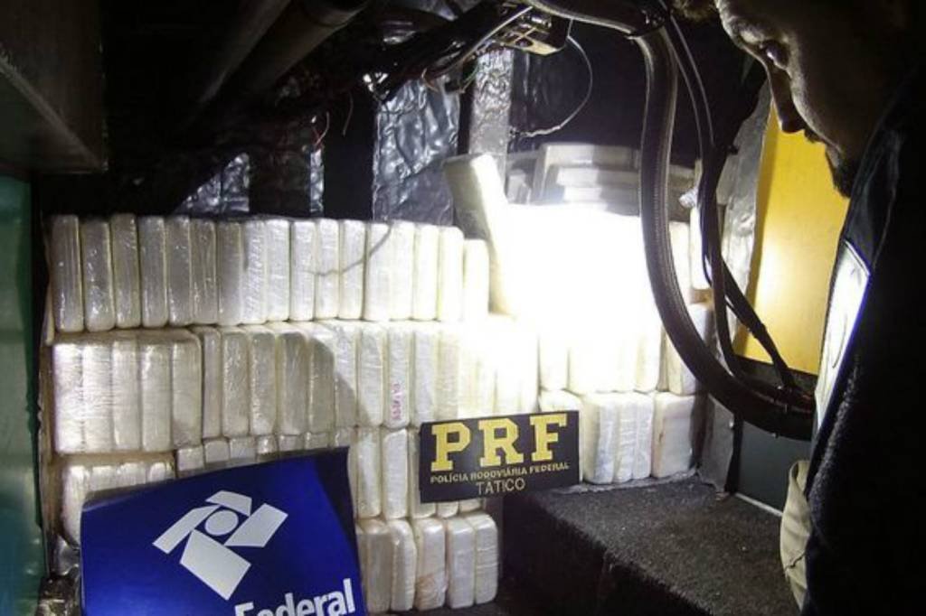 Cocaína encontrada em ônibus: a cocaína estava em um fundo falso do veículo, localizada debaixo do assoalho próximo ao sanitário do ônibus (Agência Brasil/PRF/Divulgação)