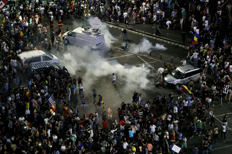 No total, 452 pessoas ficaram feridas na manifestação antigovernamental que reuniu mais de cem mil pessoas (Inquam Photos/Octav Ganea/Reuters)