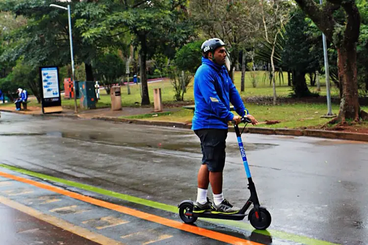 Patinete: poucas pessoas usam capacete e muitas transitam pela calçada (Ride/Divulgação)