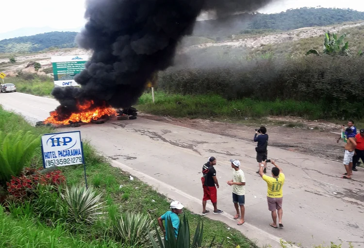 Brasileiros queimam pneus e bloqueiam uma estrada perto da fronteira com a Venezuela, em Roraima (Mauricio Castillo/Reuters)