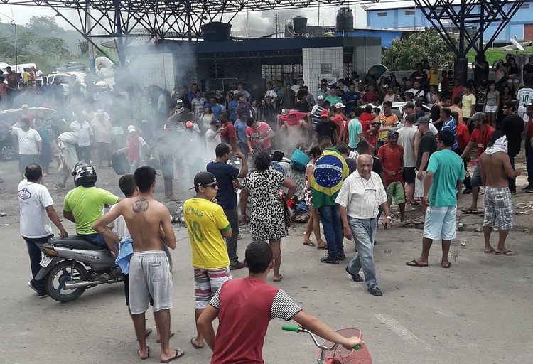 Brasileiros queimam pertences de venezuelanos na fronteira do país: confronto aconteceu neste sábado (18) (Mauricio Castillo/Reuters)