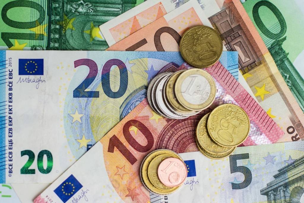 Por que é comum o euro subir quando o dólar está em alta?
