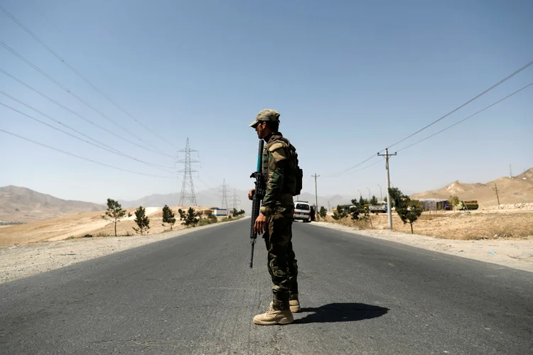 Soldado afegão em Ghazni, Afeganistão, local de uma intensa ofensiva do Talibã (Mohammed Ismail/Reuters)