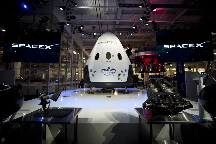 Dragon, da Space X: A Nasa anunciará quais astronautas voarão com a Boeing e a SpaceX em evento na sexta-feira, no Centro Espacial Johnson, em Houston, nos EUA (Space X Dragon V2/Wikimedia Commons)