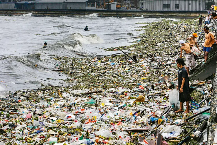 Poluição: 32% de todo o volume de embalagens plásticas no mundo vai parar nos oceanos (Romeo Ranoco/Reuters)