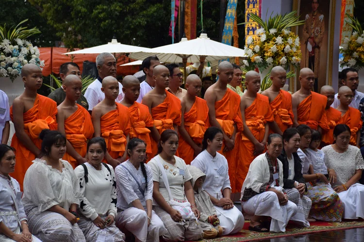 Meninos tailandeses resgatados de caverna e seu técnico durante cerimônia budista em templo de Chiang Rai (Stringer/Reuters)