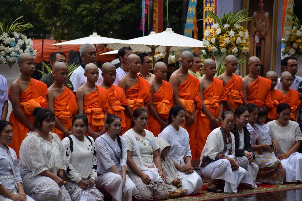 Meninos resgatados em caverna recebem ordenação temporária como monges
