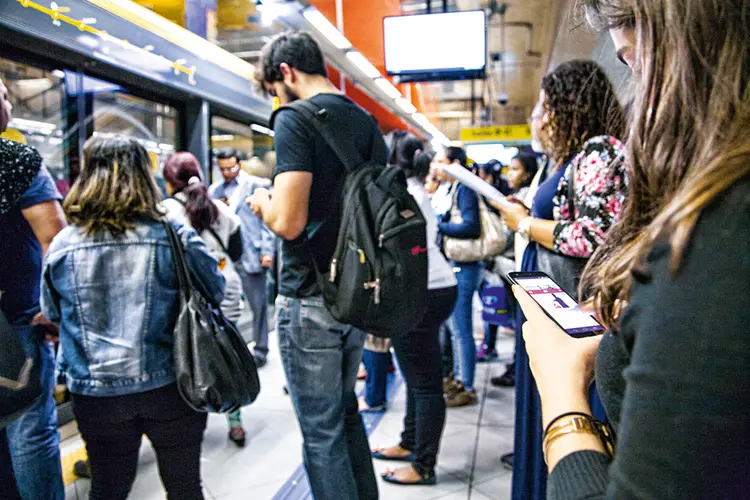 Pessoas usando o celular no metrô em São Paulo: o monitoramento digital agora tem uma regra  (Leandro Fonseca/Exame)