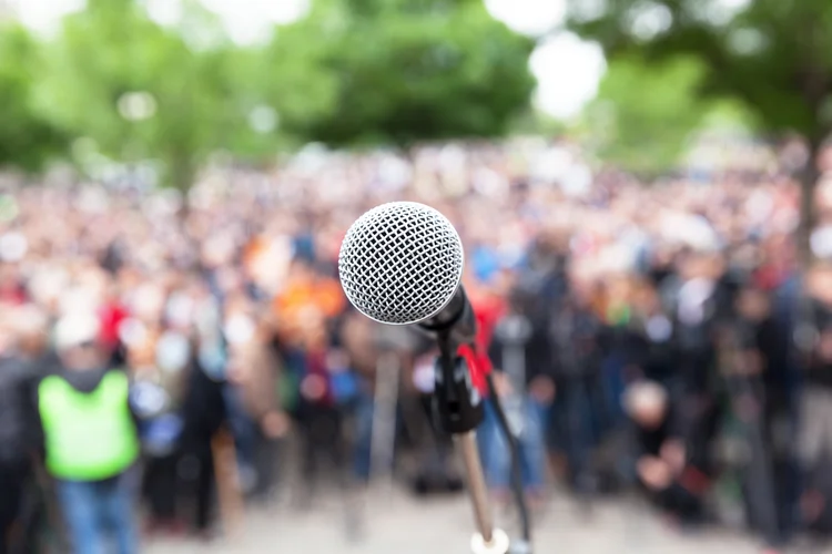 Campanha eleitoral: candidatos podem fazer propaganda até o dia 6 de outubro, véspera da eleição (Mihajlo Maricic/Thinkstock)