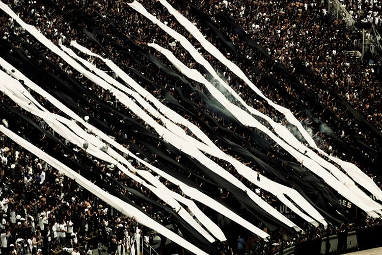 Corinthians: time divulgou uma mensagem em seu perfil no Instagram orientando para que abusos sejam denunciados, e lembrou os 12 anos da lei Maria da Penha (Torcida do Corinthians/Wikimedia Commons)