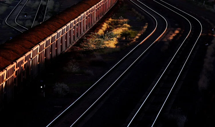 Trem carrega minério de ferro na Austrália: a Rio Tinto é a segunda maior mineradora do mundo em valor de mercado e concorrente da Vale (Daniel Munoz/Reuters)