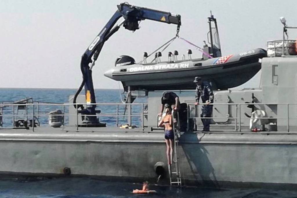 Mulher cai de navio e nada por 10 horas até ser resgatada