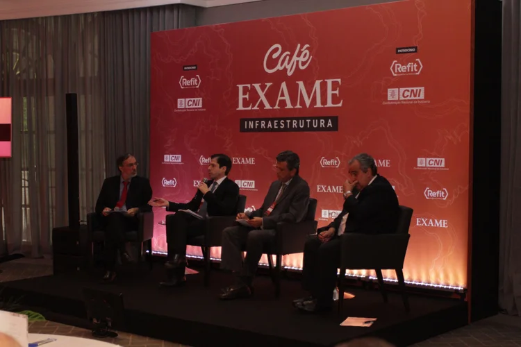 Roberto Caetano, editor de EXAME, Diogo Mac Cord, do Infra2038, Claudio Frischtak, da Inter B, e Wagner Cardoso, da CNI, no Café EXAME Infraestrutura (Flavio Moreti/Exame)