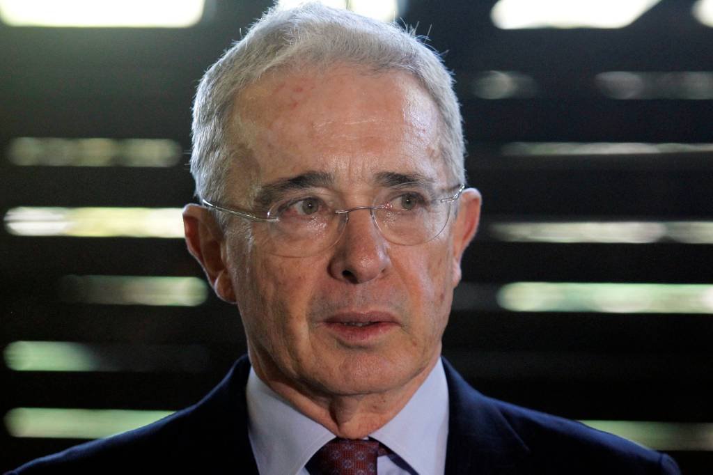 Ex-presidente desiste de renunciar ao Senado na Colômbia