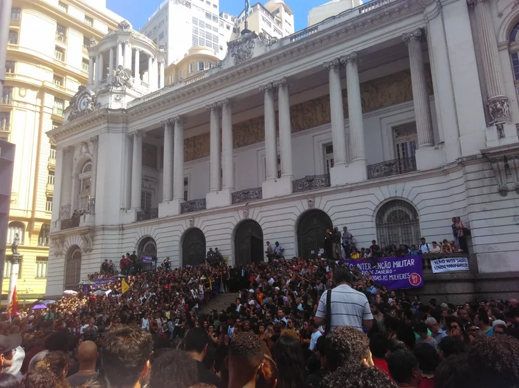 Velório de Marielle Franco: defensora dos direitos humanos, a vereadora e seu motorista, Anderson Gomes, foram executados no dia 14 de março na região central do Rio (Henrique Crang/Wikimedia Commons)