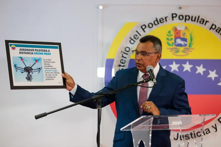 Nestor Reverol, ministro do Interior e Justiça, mostra placa com drone em conferência para imprensa em 05 de agosto de 2018 (Ministério do Interior e Justiça/Divulgação/Reuters)