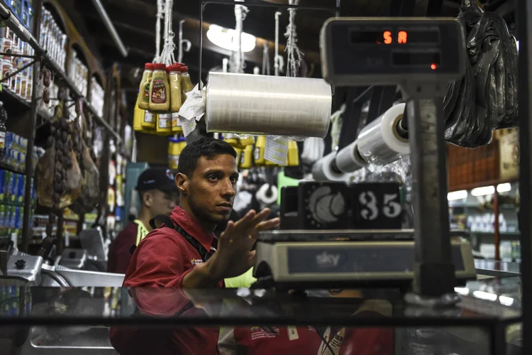 Trabalhador em Caracas, na Venezuela: comediantes estão faturando alto com a crise que o país vive (Carlos Becerra/Bloomberg)