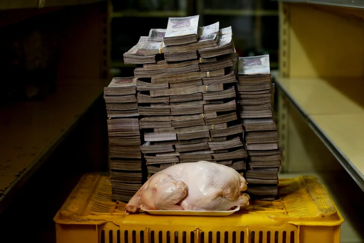 Na Venezuela, são necessárias muitas e muitas notas para comprar um frango (Carlos Garcia Rawlins/Reuters)