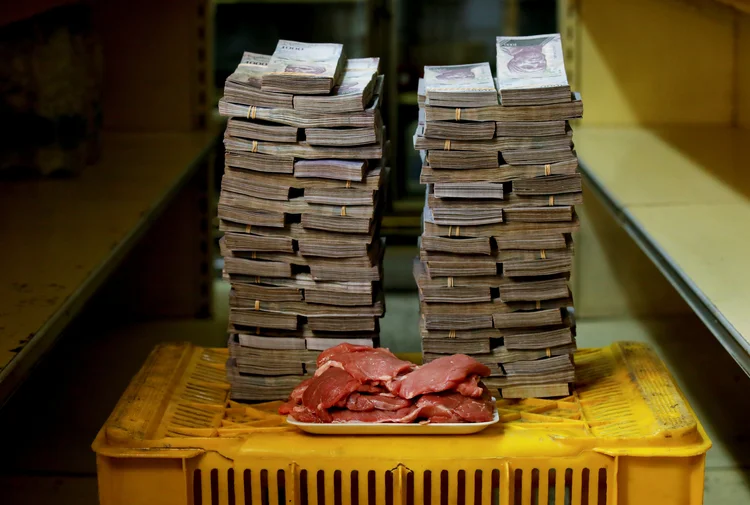 Venezuela: a nova nota de 50.000 supera o salário mínimo, de 40.000 bolívares, e dá para comprar cerca de dois quilos de carne (Carlos Garcia Rawlins/Reuters)