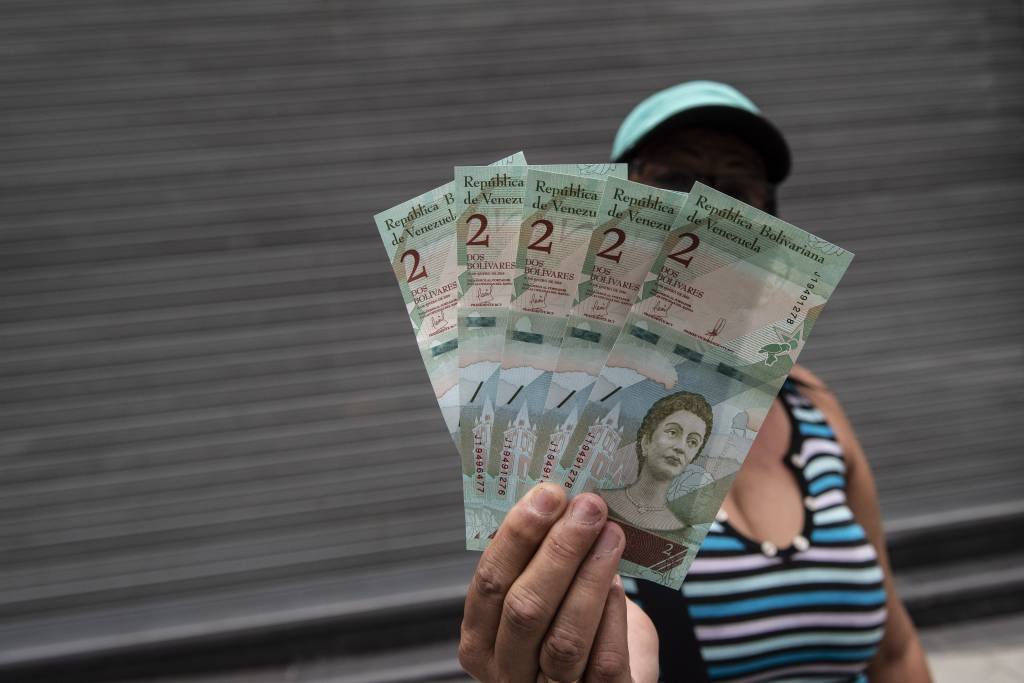 Venezuelanos tentam encarar novo plano econômico de Maduro