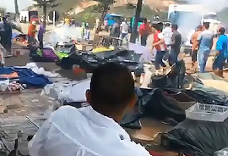 Venezuelanos são atacados por moradores em acampamento (Twitter/Reprodução)